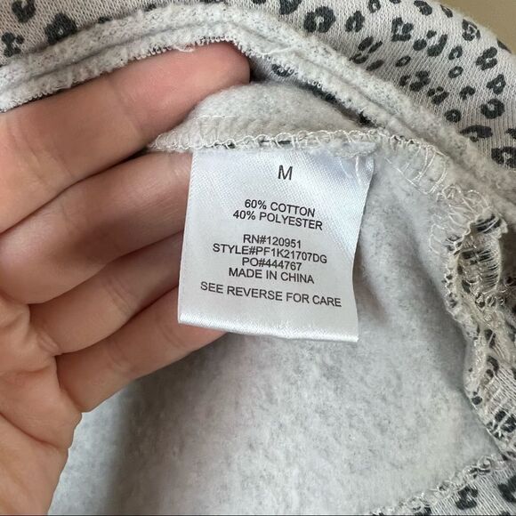 ✨ Pink Rose Women’s Gray Leopard Print Crewneck Medium - Picture 4 of 6